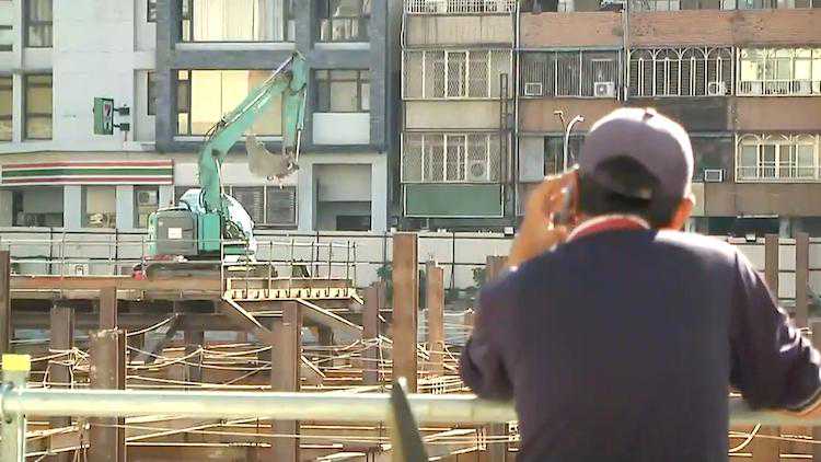 工人吵架竟操控挖掘机打“团战”挖斗猛击砸扁驾驶室