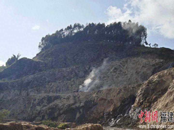 中国武夷埃塞达耶公路悬崖段完成沥青摊铺