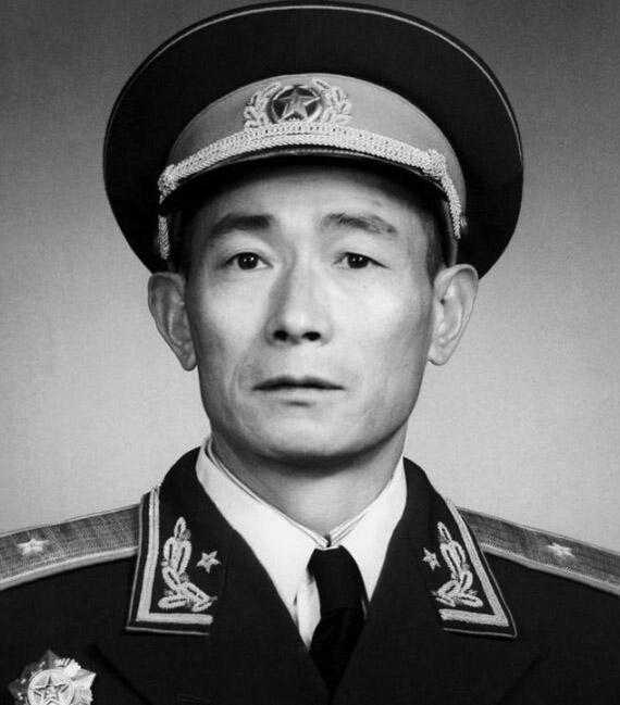 他救过陈赓的命，陈赓的儿子去看他，他上去就摸他的腰