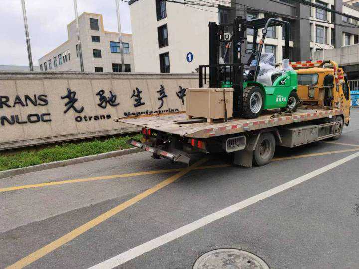 杭叉首台老旧柴油叉车替换成新能源叉车