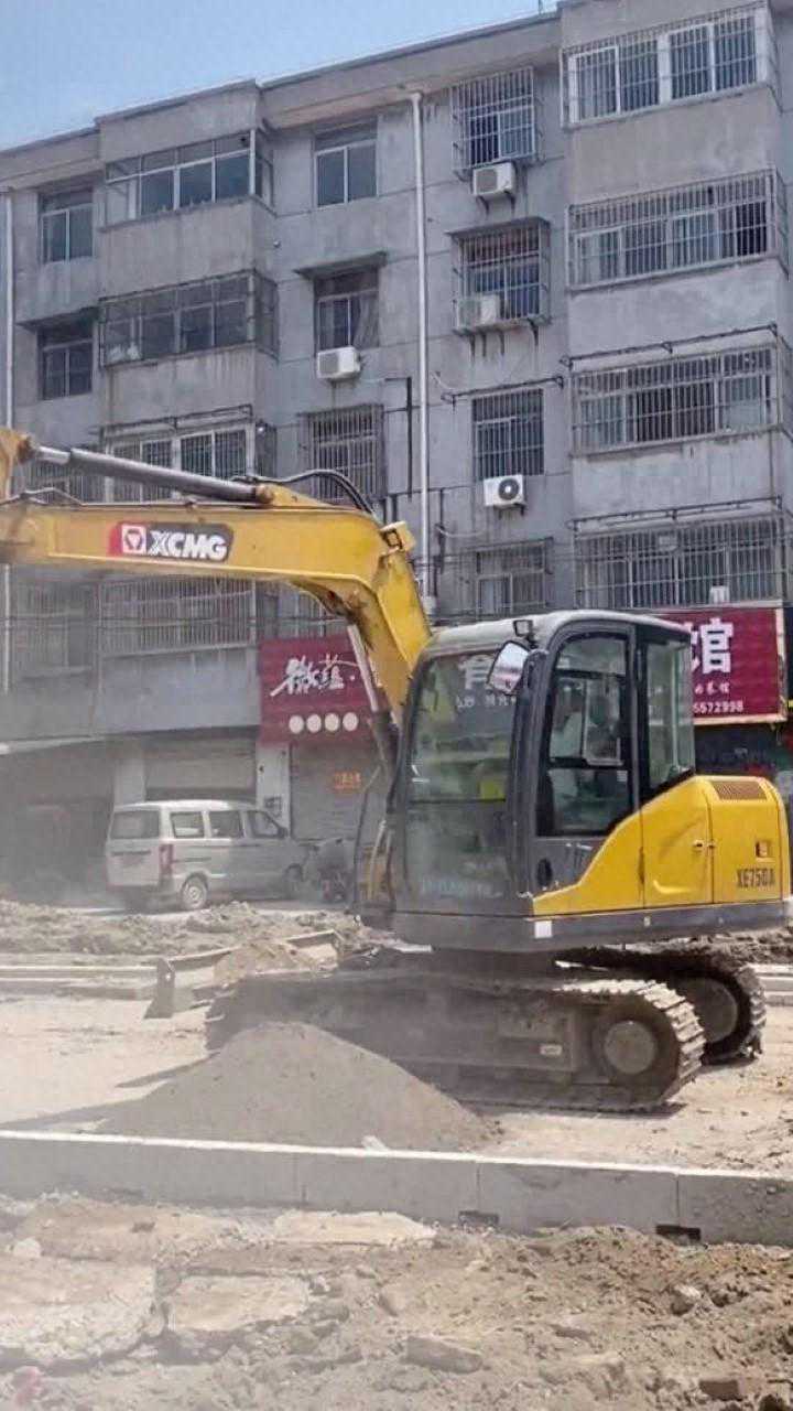 看挖机不仅仅只是男生喜欢，女生也一样喜欢