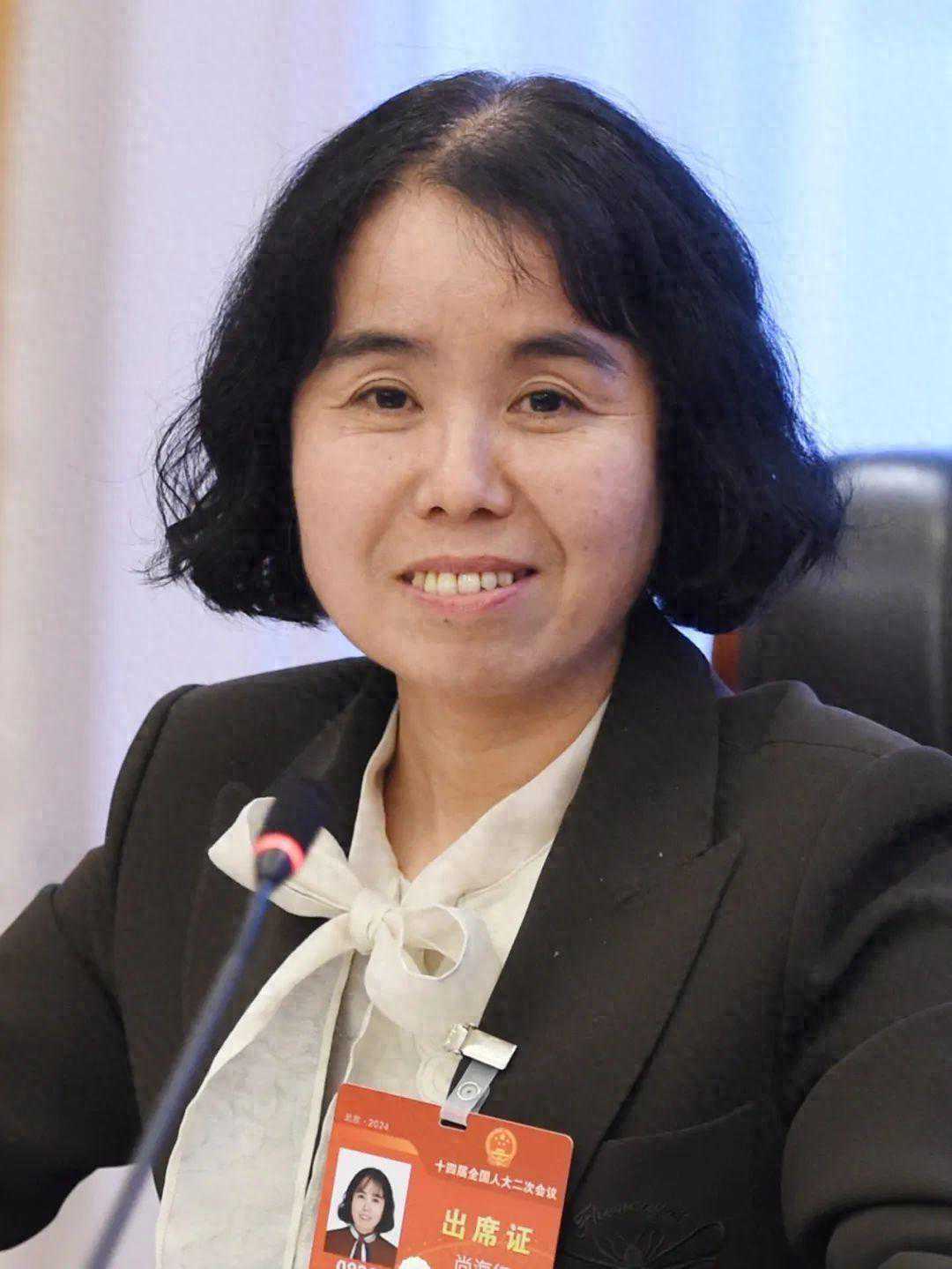 尚海红代表：为困难妇女点亮希望之灯
