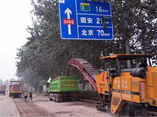 三一路面成套设备再战国道施工