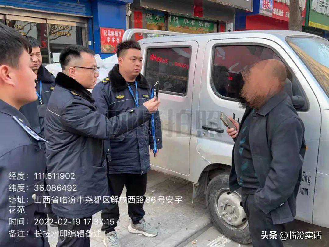 临汾一饭店违规倾倒建筑垃圾被查