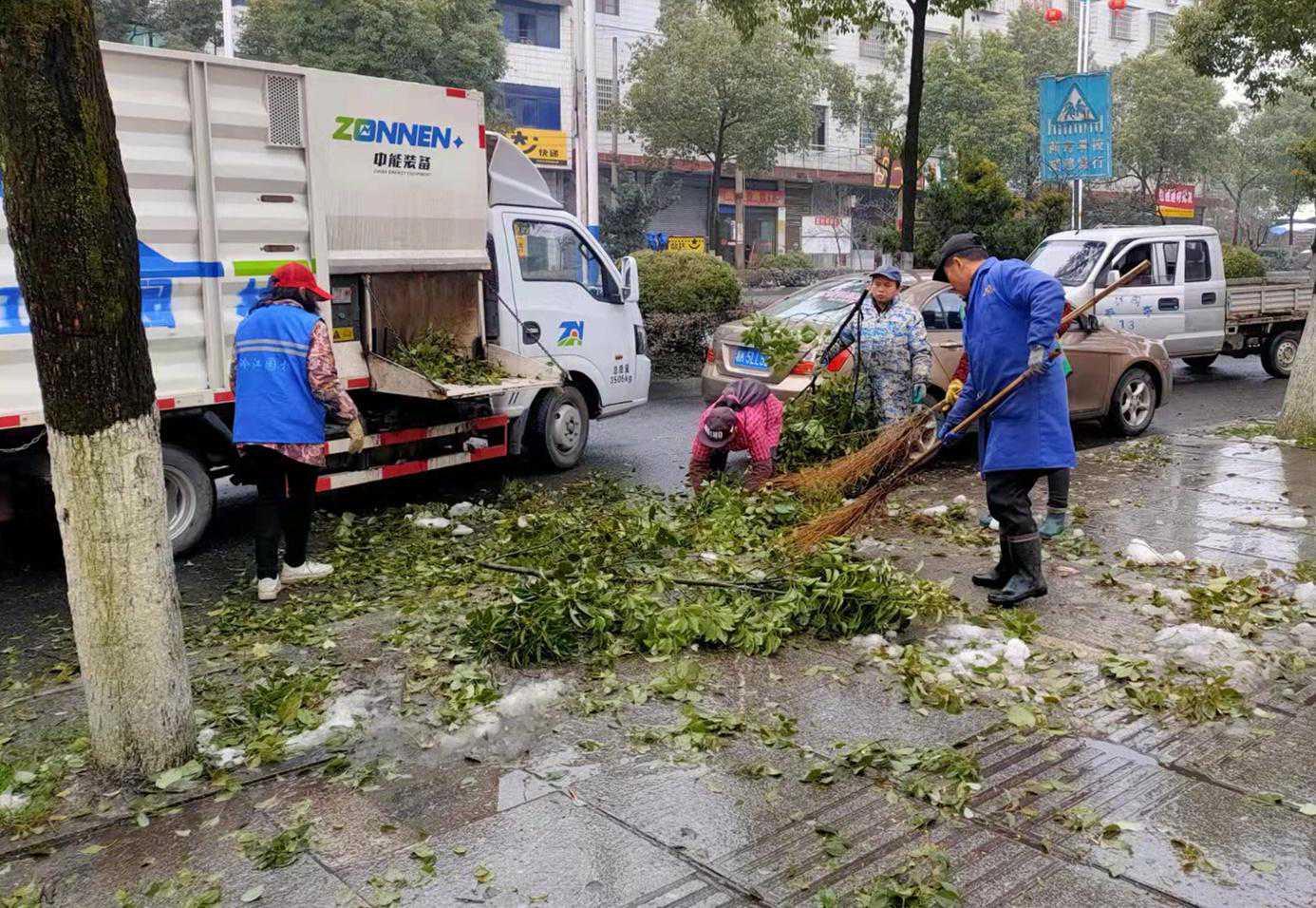 不起眼的废树枝,用移动树枝粉碎机,打碎身价翻一番