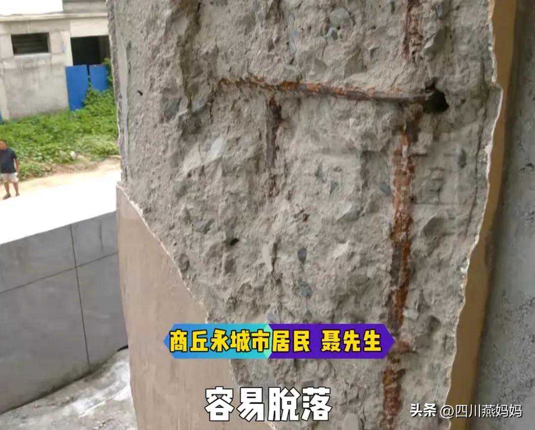 新房柱子一抠就掉一捏就碎，业主不敢入住，开发商称是造型柱