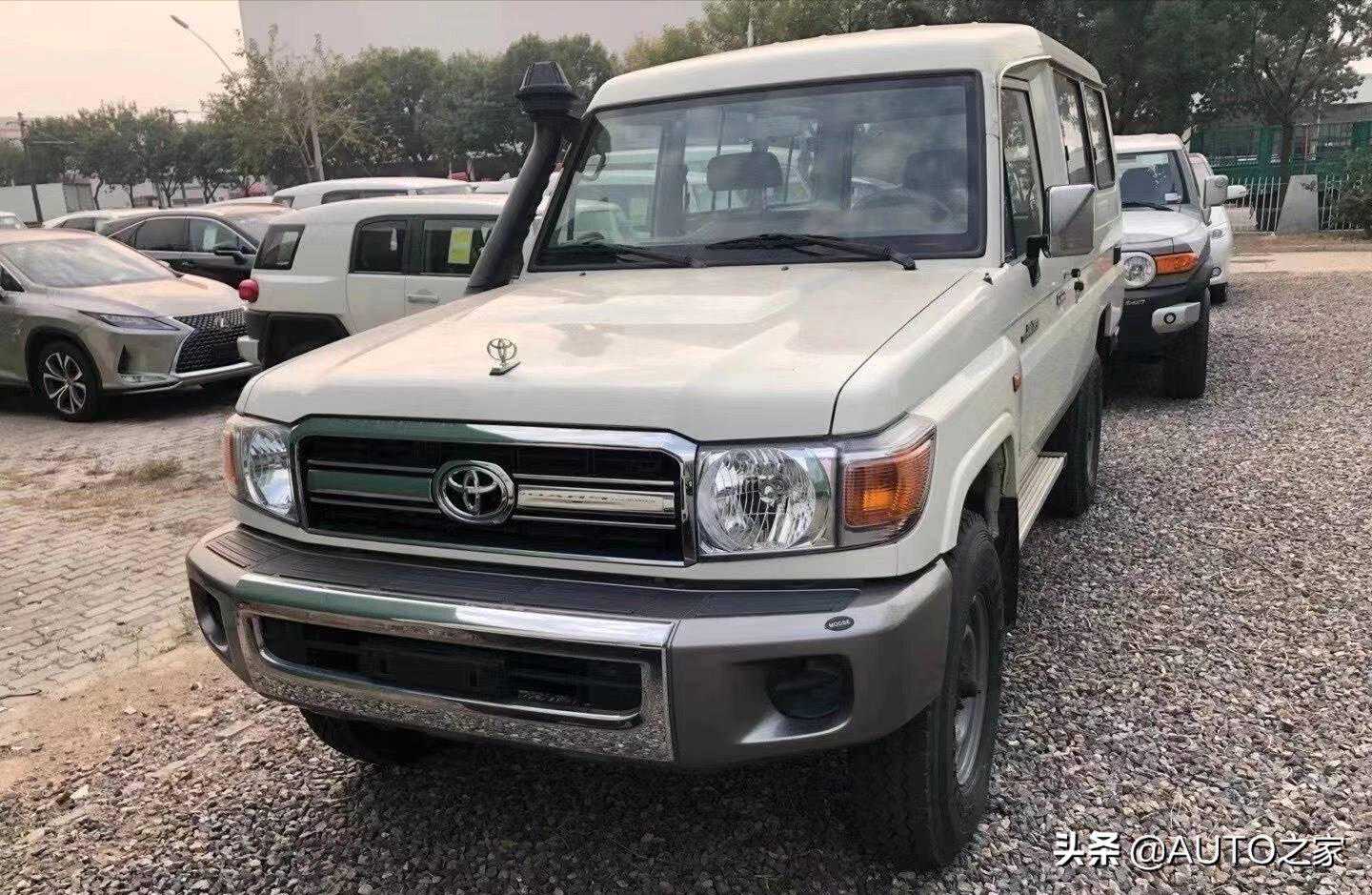 性能最强陆巡LC：9座+四驱，车长超5米，4.5T动力真霸气
