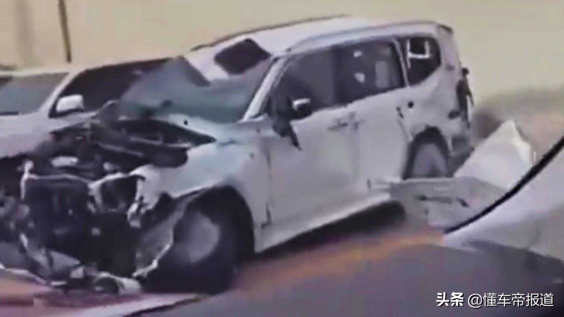 资讯 | 未上战场就已阵亡，丰田新兰德酷路泽首撞，四辆商品车报废