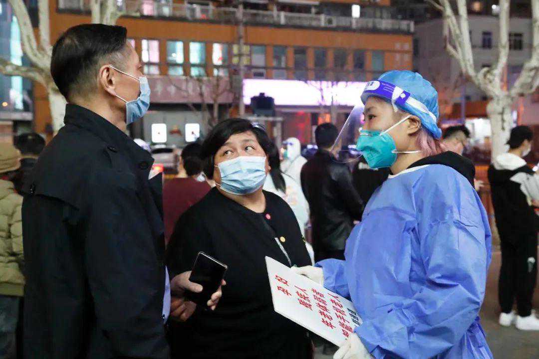 24小时集结1.4万人，封控的上海发生了这一幕……
