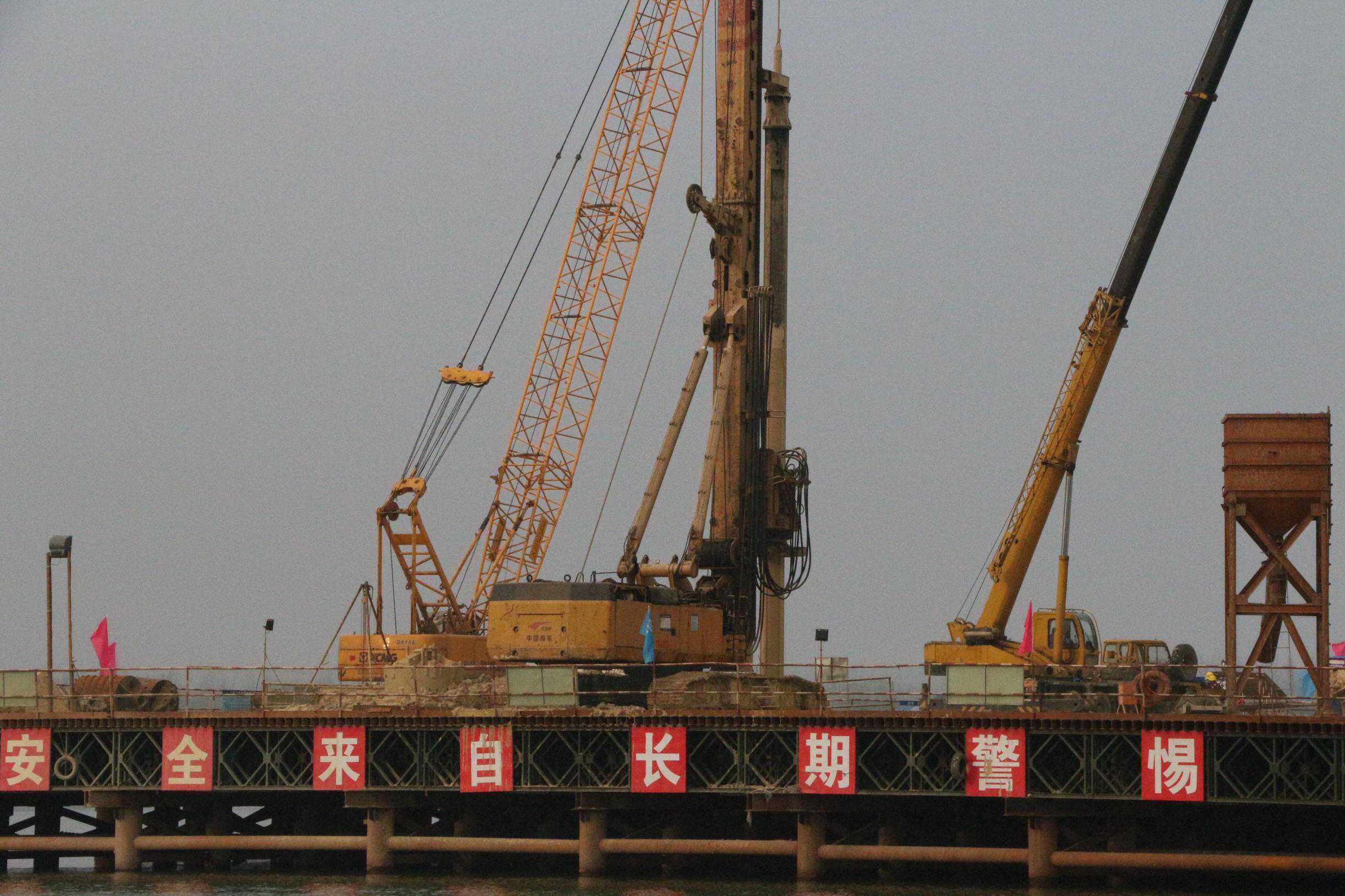 中铁十一局承建国内最大跨度重载铁路斜拉桥深水承台施工纪实