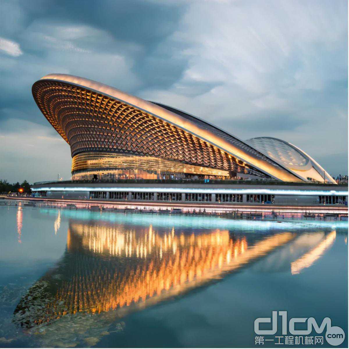 成都露天音乐公园建设现场，三一起重机硬实力担当