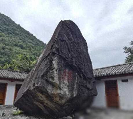 [比心]1983年怒江一中学突然飞来一颗500吨的巨石，稳稳