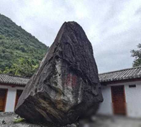 标题：《神秘降临：1983年怒江一中惊现500吨巨石