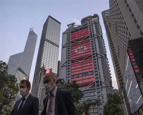 高速公路上惊现履带收割机牵着货车跑